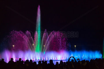 Breslau  Polen  Menschenmenge betrachtet eine Lichtershow am Breslauer Brunnen