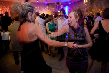 Berlin  Deutschland  Tanzende Gaeste beim Swingabend in Claerchens Ballhaus