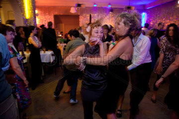 Berlin  Deutschland  Tanzende Gaeste beim Swingabend in Claerchens Ballhaus