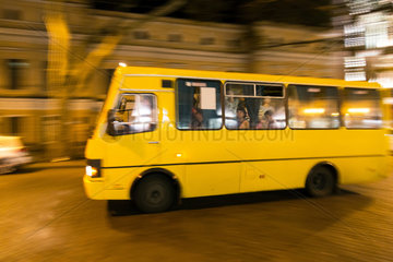 Odessa  Ukraine  kleiner Linienbus  Marschrutka  in den Strassen