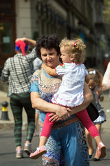 Odessa  Ukraine  Grossmutter traegt Enkelin auf dem Arm