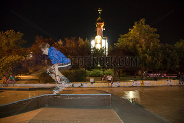 Tiraspol  Republik Moldau  Skateboardfahrer im Statdtzentrum