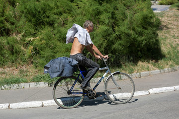 Tiraspol  Republik Moldau  Radfahrer auf der Strasse