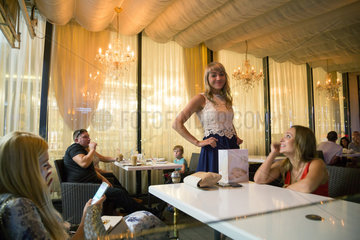 Tiraspol  Republik Moldau  junge Frauen im Restaurant Mafia