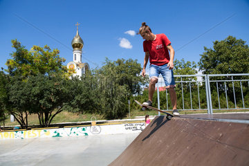 Tiraspol  Republik Moldau  Skateboardfahrer auf einer Skaterbahn