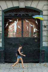 Odessa  Ukraine  eine Frau geht an einem verzierten Eingangstor vorbei