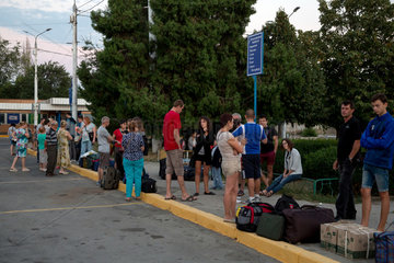 Tiraspol  Republik Moldau  Menschen warten an einer Bushaltestelle