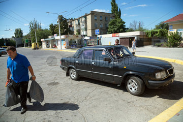Tiraspol  Republik Moldau  ein Wolga am Bahnhofsvorplatz