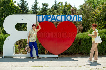 Tiraspol  Republik Moldau  Frauen am I-love-Tiraspol Schild