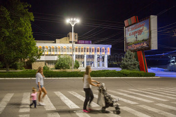Tiraspol  Republik Moldau  Leuchtreklame und Passanten am Abend