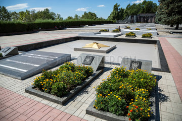 Tiraspol  Republik Moldau  Soldatengraeber am Helden-Gedenkplatz