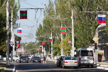 Tiraspol  Republik Moldau  Flaggen an der Hauptstrasse Strasse des 25. Oktobers