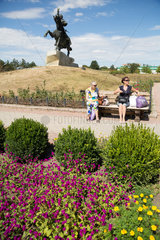 Tiraspol  Republik Moldau  Menschen im Park am Suvorov-Denkmal
