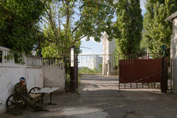 Bender  Republik Moldau  Tor zum Gelaende einer geschlossenen Fabrik
