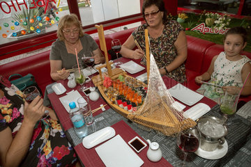 Bender  Republik Moldau  eine Familie in einem Restaurant