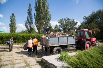Tiraspol  Republik Moldau  Stadtreinigung saeubert einen Platz im Zentrum