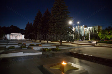 Tiraspol  Republik Moldau  Ewige Flamme am Helden-Gedenkplatz am Abend