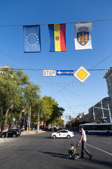 Kischinau  Republik Moldau  Wappen Chisinaus  Fahne Moldawiens und EU-Flagge