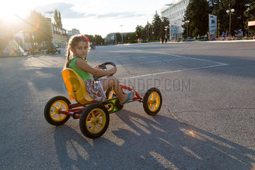 Bender  Republik Moldau  Maedchen mit einem Go Kart