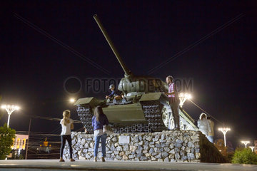 Tiraspol  Republik Moldau  Panzer-Denkmal am Helden-Gedenkplatz am Abend