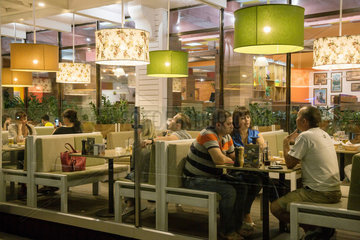 Tiraspol  Republik Moldau  Gaeste in einem Restaurant am Abend