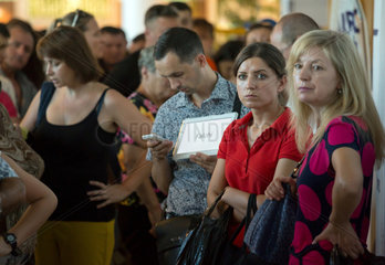 Kischinau  Republik Moldau  Menschen warten in der Ankunftshalle des Flughafen Chisinau