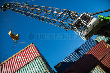 Giurgiulesti  Moldawien  Containerverladung im Hafen Giurgiulesti