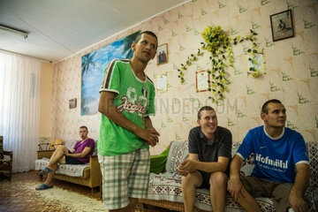 Orhei  Moldawien  geistig behinderte Jugendliche beim Fernsehen in einem staatlichen Waisenhaus