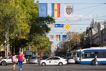Kischinau  Republik Moldau  Wappen Chisinaus  Fahne Moldawiens und EU-Flagge