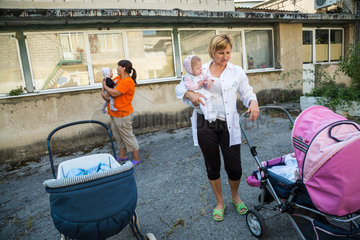 Kischinau  Moldawien  Betreuerinnen mit Saeuglingen in einem staatlichen Waisenhaus
