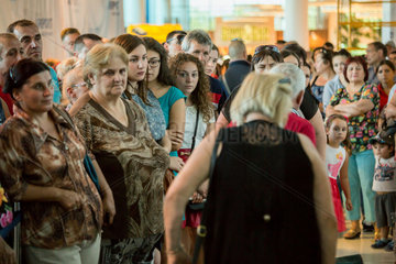 Kischinau  Republik Moldau  Menschen warten in der Ankunftshalle des Flughafen Chisinau