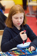 Berlin  Deutschland  Schuelerin spielt mit ihrem Stift in der Schule