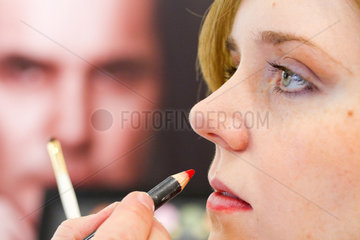 Berlin  Deutschland  Starvisagist Marco Mannozzi schminkt eine junge Frau