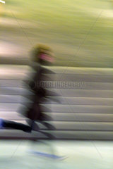 Berlin  Deutschland  rennender Mann auf dem Potsdamer Platz