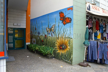 Berlin  Deutschland  Farbiges Wandgemaelde in einem Hauseingang am Mariendorfer Damm