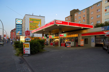 Berlin  Deutschland  Esso Tankstelle am fruehen Morgen