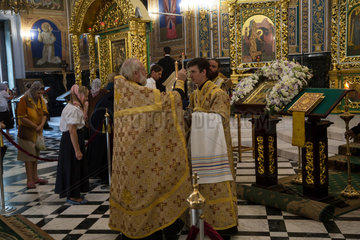 Chisinau  Moldau  Glaeubige waehrend einer Messe in der Kathedrale der Geburt des Herrn