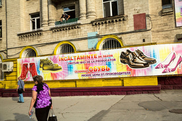Chisinau  Republik Moldau  Werbebanner fuer Schuhe an einer Hausfassade