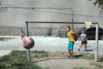Chisinau  Moldau  Jungs spielen Fussball auf einem Parkplatz