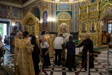 Chisinau  Moldau  Glaeubige waehrend einer Messe in der Kathedrale der Geburt des Herrn