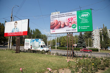 Chisinau  Moldau  Kreisverkehr mit Werbetafeln