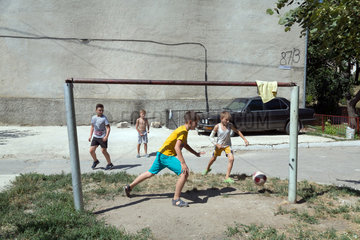 Chisinau  Moldau  Jungs spielen Fussball auf einem Parkplatz