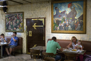 Odessa  Ukraine  Menschen in einem Schnellrestaurant im Einkaufszentrum Afina Gallery
