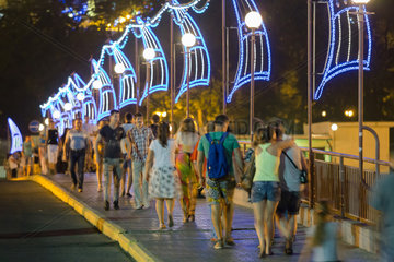 Odessa  Ukraine  Menschen auf der Verbindungsbruecke zwischen Hafen und Altstadt