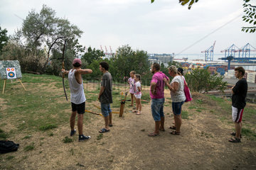Odessa  Ukraine  Besucher lernen Bogenschiessen