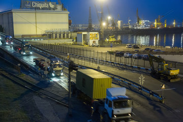 Odessa  Ukraine  LKWs kommen zum Hafen von Odessa