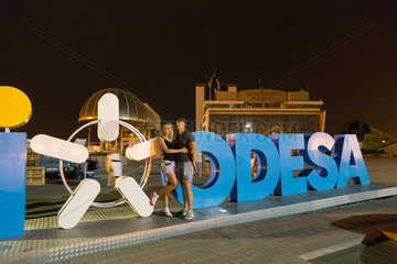 Odessa  Ukraine  Besucher machen Erinnerungsfotos am Odesa-Schriftzug am Hafen