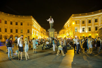 Odessa  Ukraine  Menschen am Richelieu-Denkmal am Prymorskiyyi Boulevard