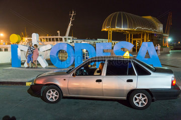Odessa  Ukraine  Besucher machen Erinnerungsfotos am Odesa-Schriftzug am Hafen