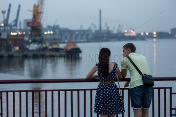 Odessa  Ukraine  Paar geniesst den Ausblick am Hafen